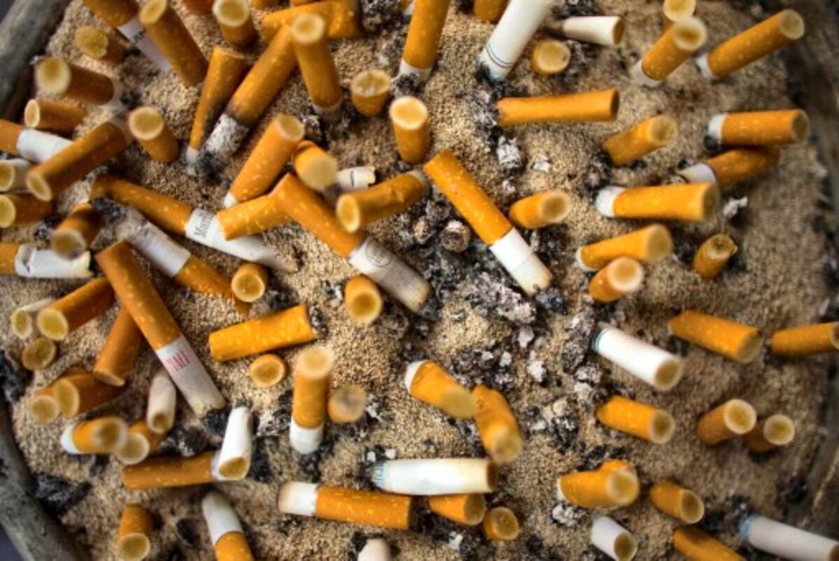 Unas 500.000 colillas de cigarrillos son lanzadas al Mediterráneo cada día. ARCHIVO