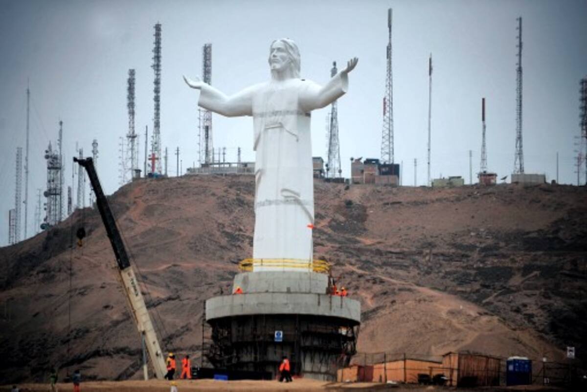 Estatua de Cristo del Pacífico, erigida en Morro Solar, en Lima, Perú. AFP