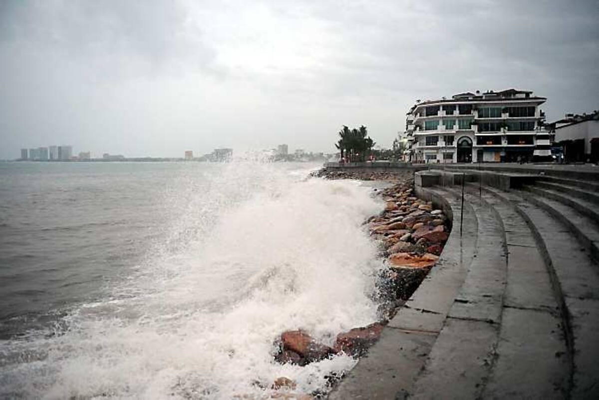 Huracán Jova al tocar costas mexicanas en Puerto Vallarta. AFP HECTOR GUERRERO