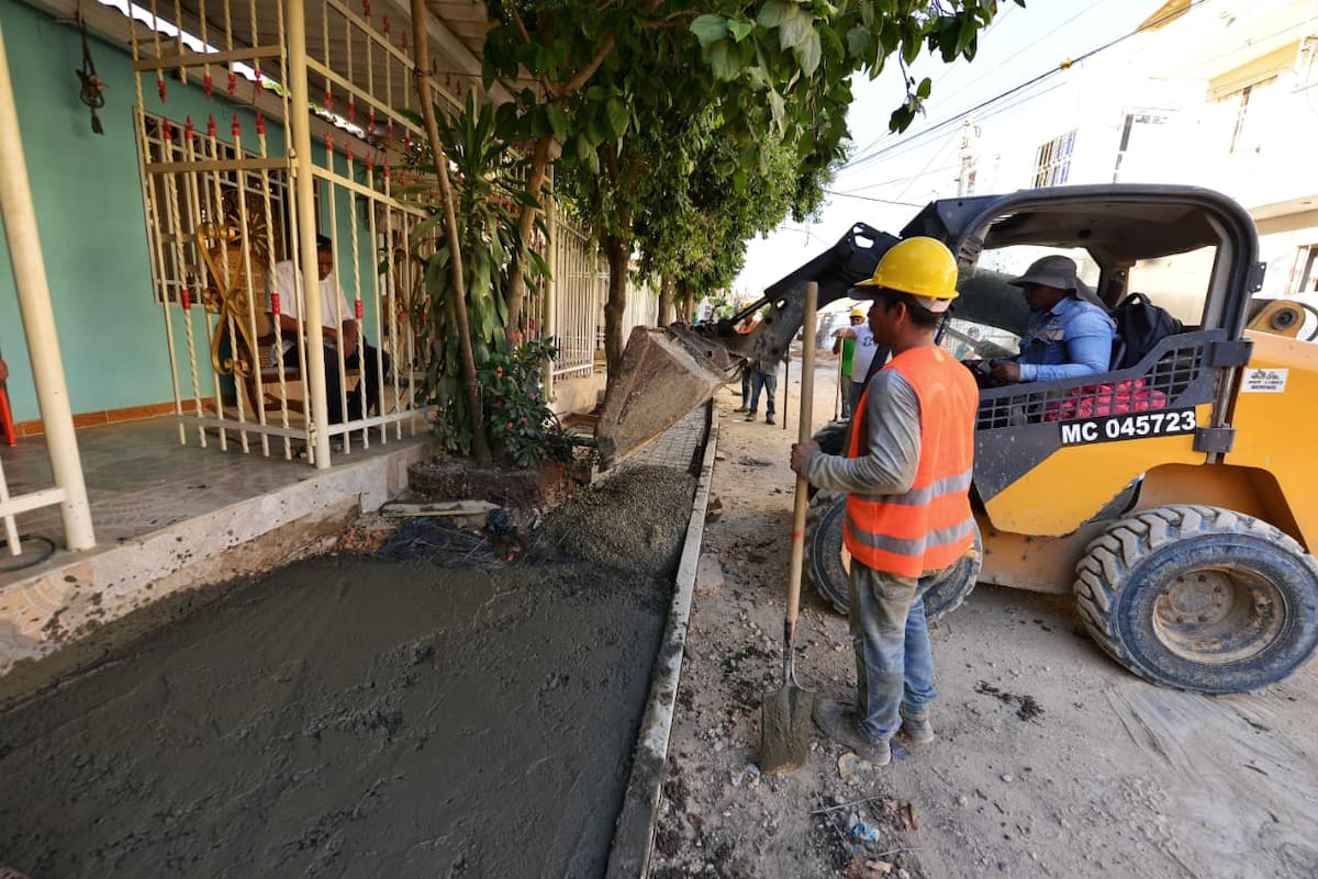La pavimentación de varias calles en Villa Carmen hace parte de una apuesta del gobierno de Dumek Turbay Paz por atender las necesidades que las comunidades han expresado durante años. // Foto: Cortesía - Alcaldía de Cartagena.