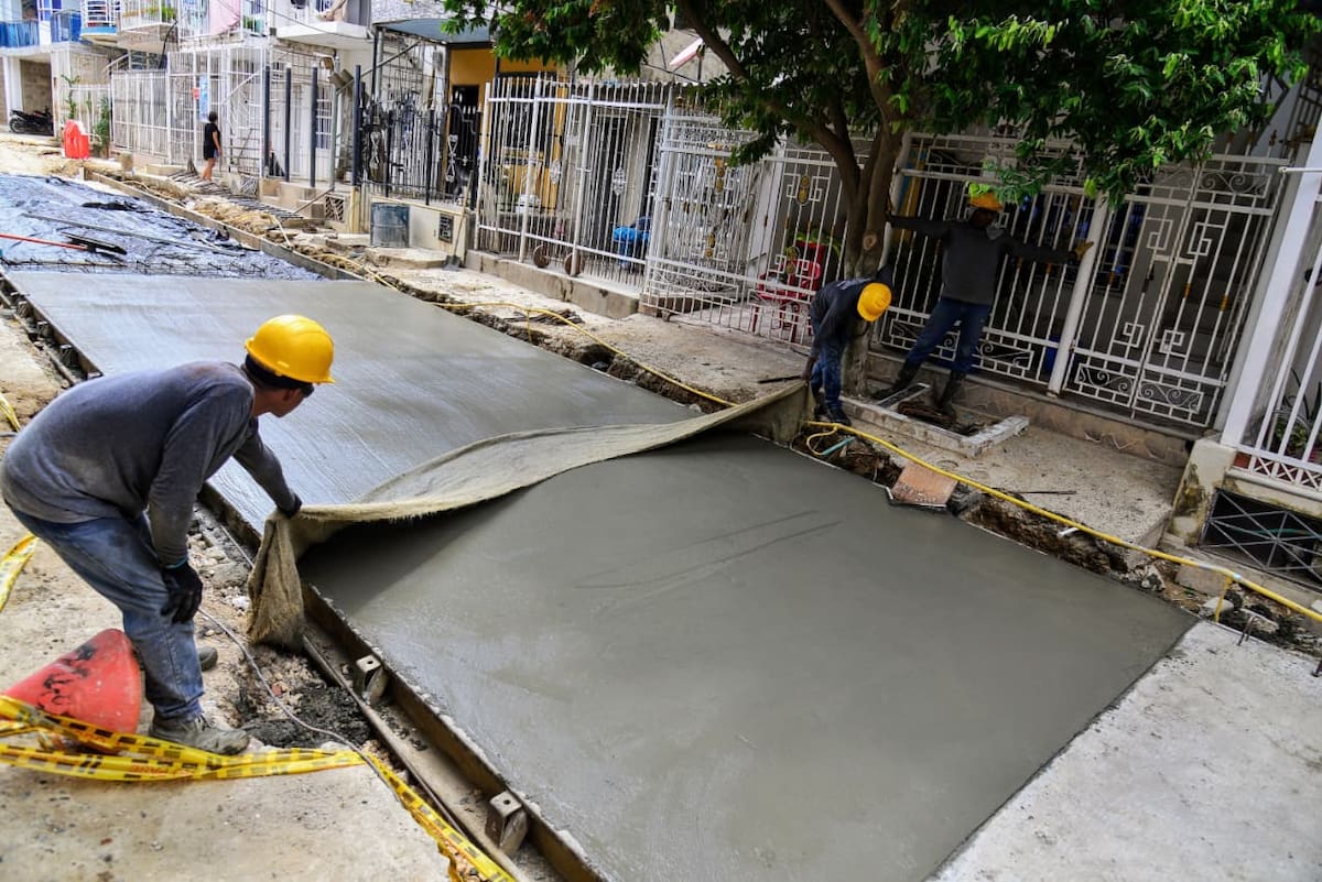 Los trabajos de la vía complementaria del Intercambiador de La Carolina en Villa Estrella, se adelantan en la Carrera 90A. // Foto: Cortesía - Alcaldía de Cartagena.