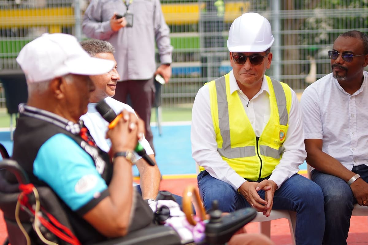 El alcalde Dumek Turbay escucha las necesidades de los habitantes de Villas de la Candelaria. // Cortesía: Alcaldía de Cartagena.