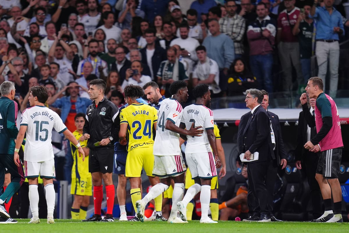 Vinícius Júnior, del Real Madrid, abandona el terreno de juego tras recibir una tarjeta roja durante el partido de fútbol de La Liga entre el Real Madrid y el Villarreal en Madrid. //Foto, AP: Manu Fernandez