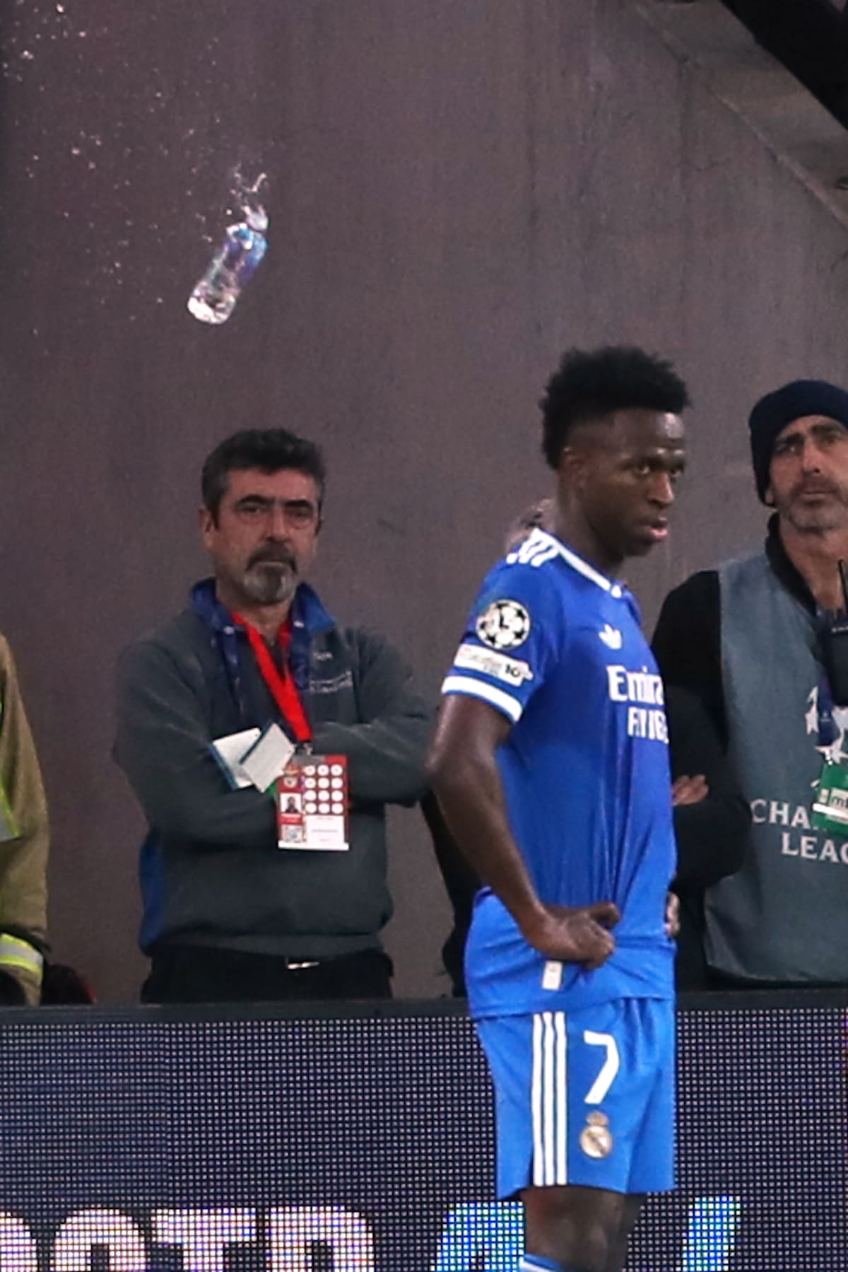 Una botella de plástico llena de agua es arrojada desde las gradas hacia Vinícius Júnior del Real Madrid durante un partido de fútbol de playoffs de la Liga de Campeones entre el Benfica y el Real Madrid. //Foto, AP: Pedro Rocha