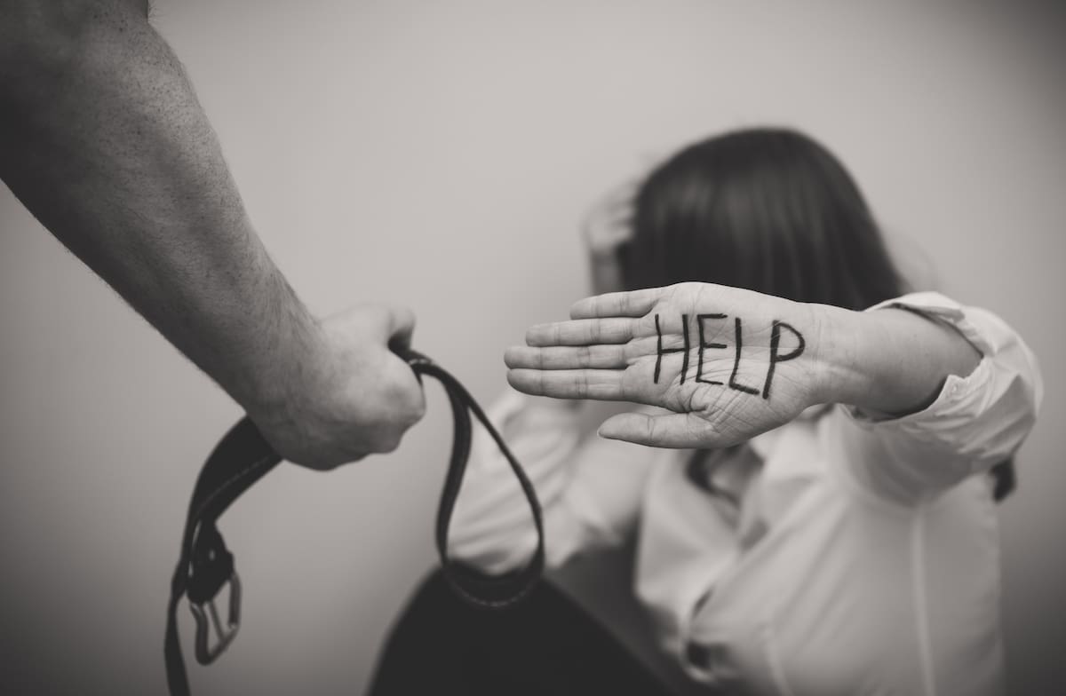 La violencia intrafamiliar se define como cualquier tipo de maltrato físico o psicológico ejercido por un miembro del núcleo familiar contra otro. 123 rf.
