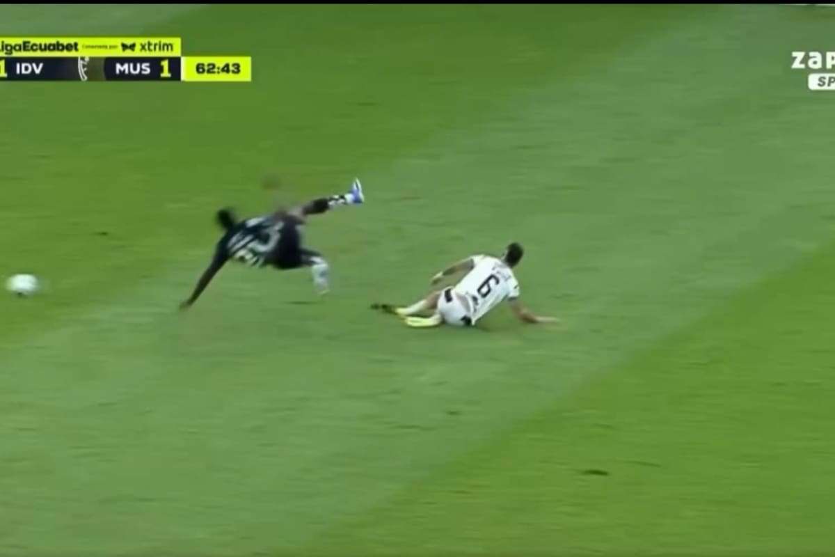 Video: terrible falta termina con la fractura a un jugador en Ecuador