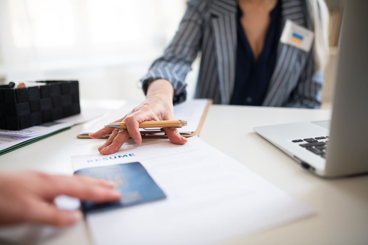 La entrevista consular suele ser breve, pero decisiva. Los oficiales hacen preguntas claras y directas sobre tu motivo de viaje, ocupación, ingresos, historial migratorio y planes de regreso //123rf.