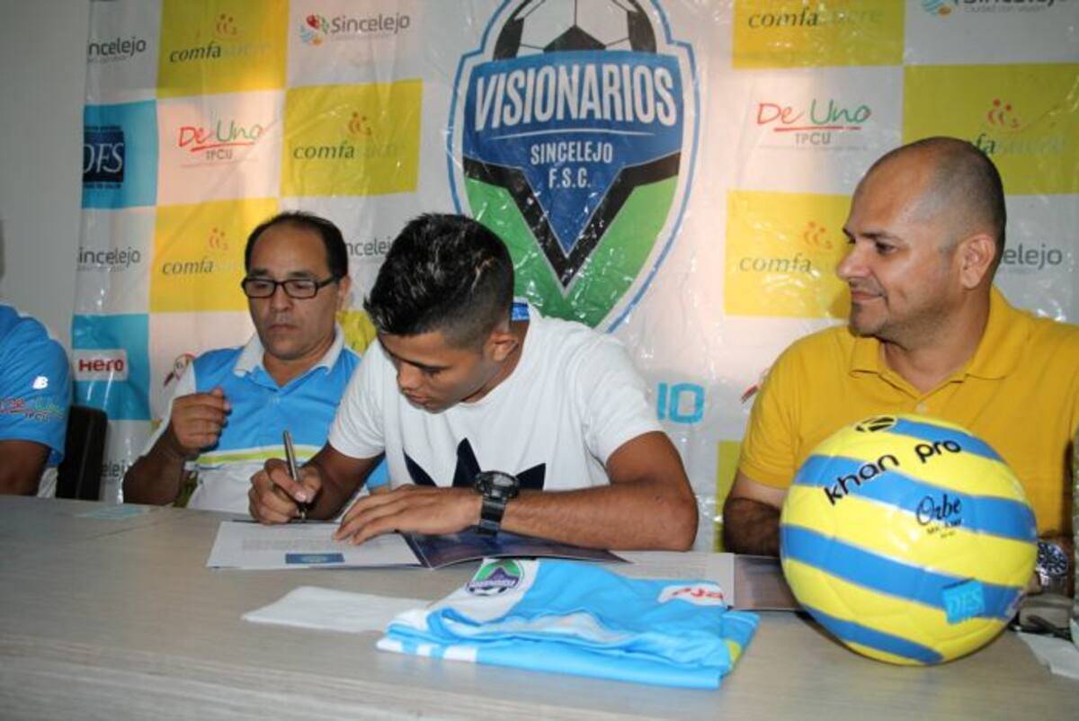 ván Monterroza Caldera y José David Rodríguez, firman el contrato en ceremonia especial realizada este martes en Sincelejo. MANUEL SANTIAGO PÉREZ/EL UNIVERSAL.