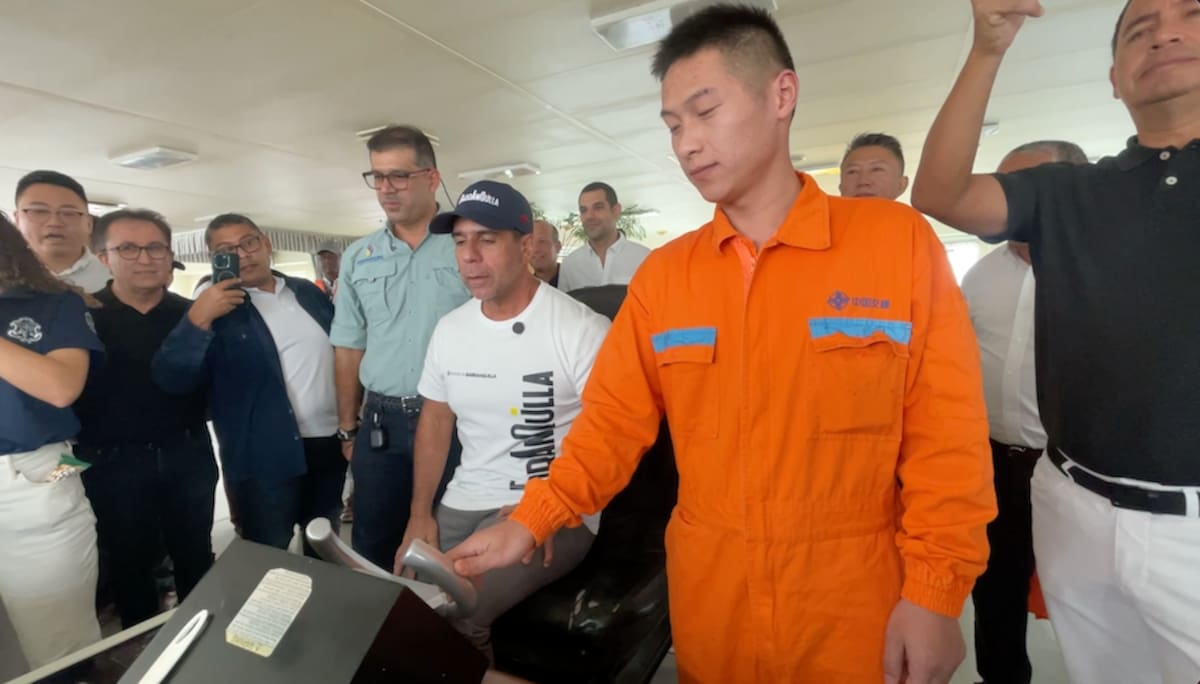 Álvaro Redondo, director de Cormagdalena y Alejandro Char, alcalde de Barranquilla, junto a uno de los técnicos de la draga china que hace el mantenimiento del canal de acceso al Puerto de Barranquilla.//Cortesía.