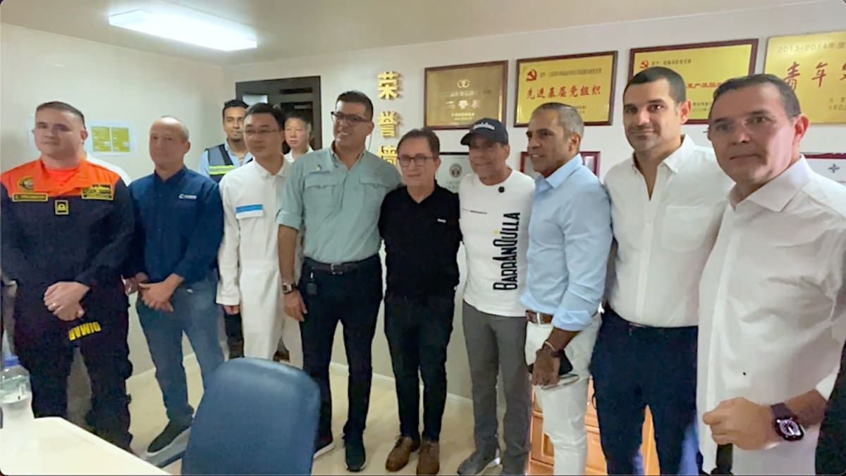 Álvaro Redondo, director de Cormagdalena, Alejandro Char, alcalde de Barranquilla y representantes de gremios económicos del Atlántico, durante la visita a la draga china que hace el mantenimiento del canal de acceso al Puerto de Barranquilla.//Cortesía.