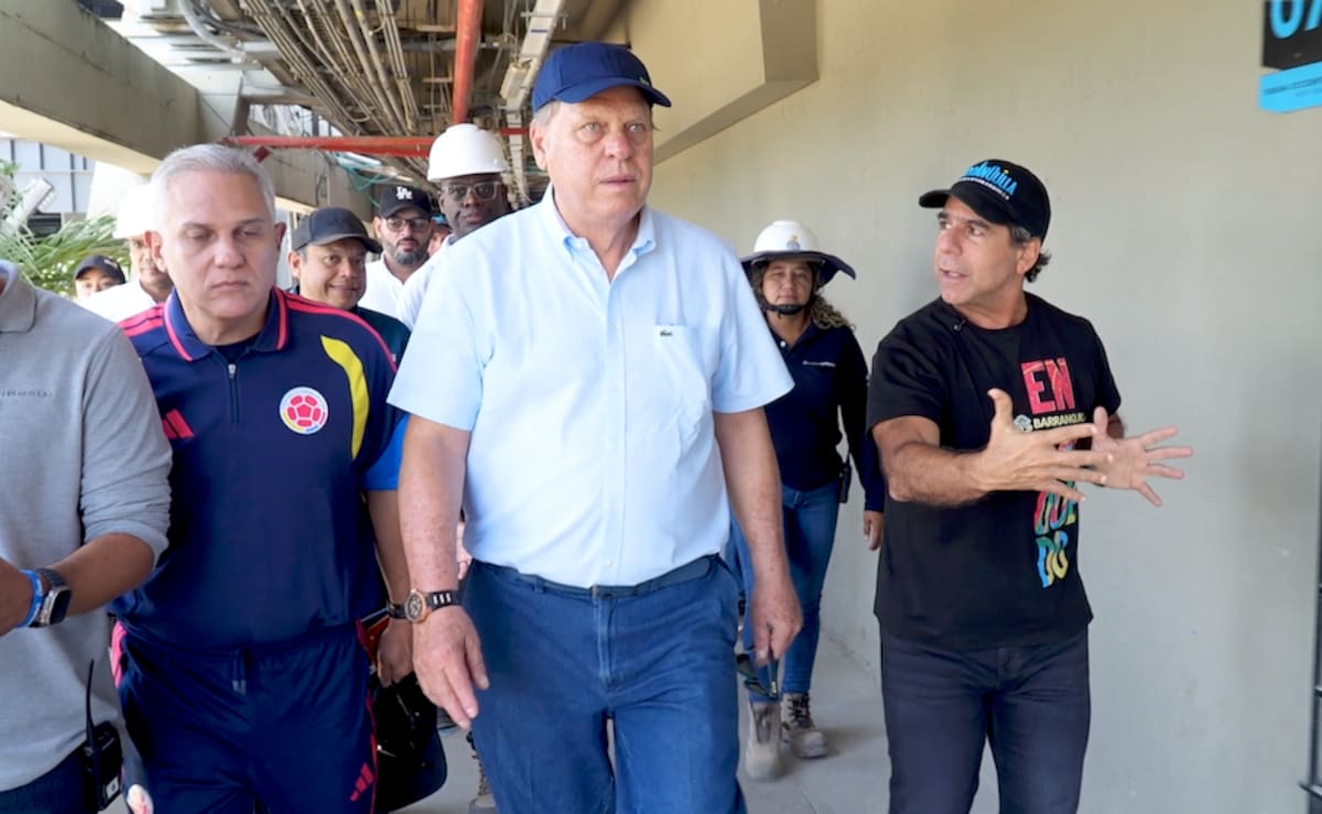 Aspecto de la visita del presidente de la Federación Colombiana de Fútbol, Ramón Jesurún Franco, y el alcalde de Barranquilla, Alejandro Char, al Estadio Metropolitano Roberto Meléndez.//Cortesía Alcaldía de Barranquilla.