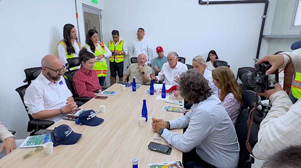 Aspecto de la reunión sostenida entre el gobernador del Atlántico, Eduardo Verano con su equipo de trabajo; el embajador de la Unión Europea para Colombia, Francois Roudie, y el delegado para asuntos de cooperación internacional de la Unión Europea, Alberto Menghini.//Cortesía Gobernación del Atlántico.