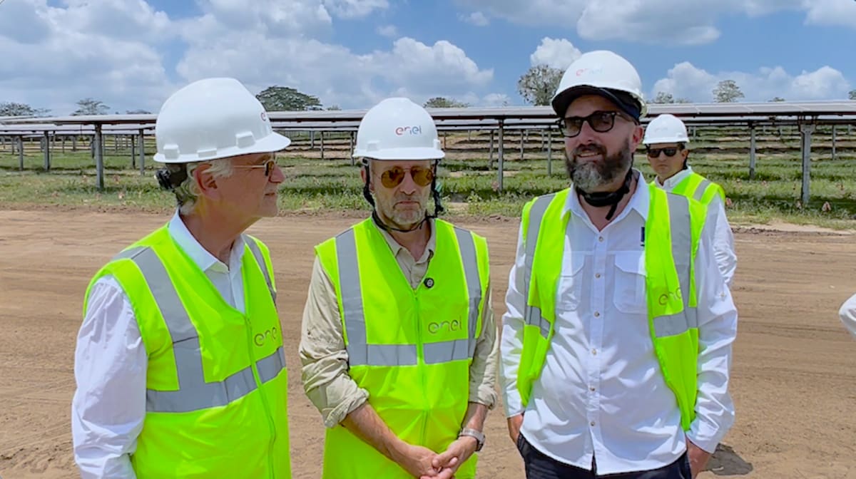 El gobernador del Atlántico Eduardo Verano el embajador de la Unión Europea para Colombia, representantes de la empresa Enel y el delegado para asuntos de cooperación internacional de la Unión Europea estuvieron visitando el Parque Solar Atlántico.//Cortesía Gobernación del Atlántico.