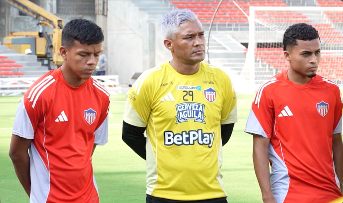 Teófilo Gutiérrez junto a dos jugadores juveniles de Junior su visita este jueves al Estadio Metropolitano Roberto Meléndez.//Cortesía Alcaldía de Barranquilla.