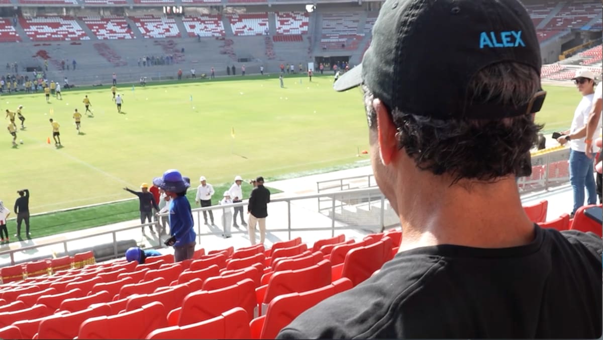 Alejandro Char, observa el entrenamiento de Junior en el Estadio Metropolitano Roberto Meléndez.//Cortesía Alcaldía de Barranquilla.