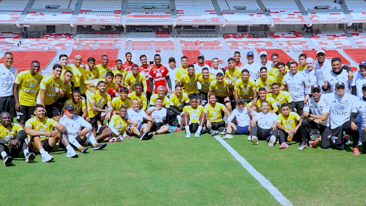 Estos son los jugadores de Junior que este jueves 24 de agosto visitaron por primera vez las obras de remodelación del estadio Roberto Meléndez.//Cortesía Alcaldía de Barranquilla.
