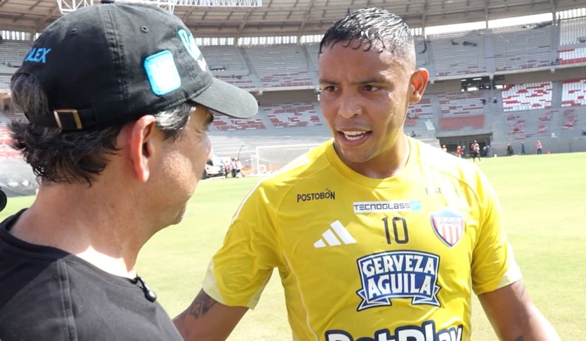 El alcalde Alejandro Char se saluda con el jugador Luis Fernando Muriel este jueves durante la visita de Junior al estadio Roberto Meléndez.//Cortesía Alcaldía de Barranquilla.
