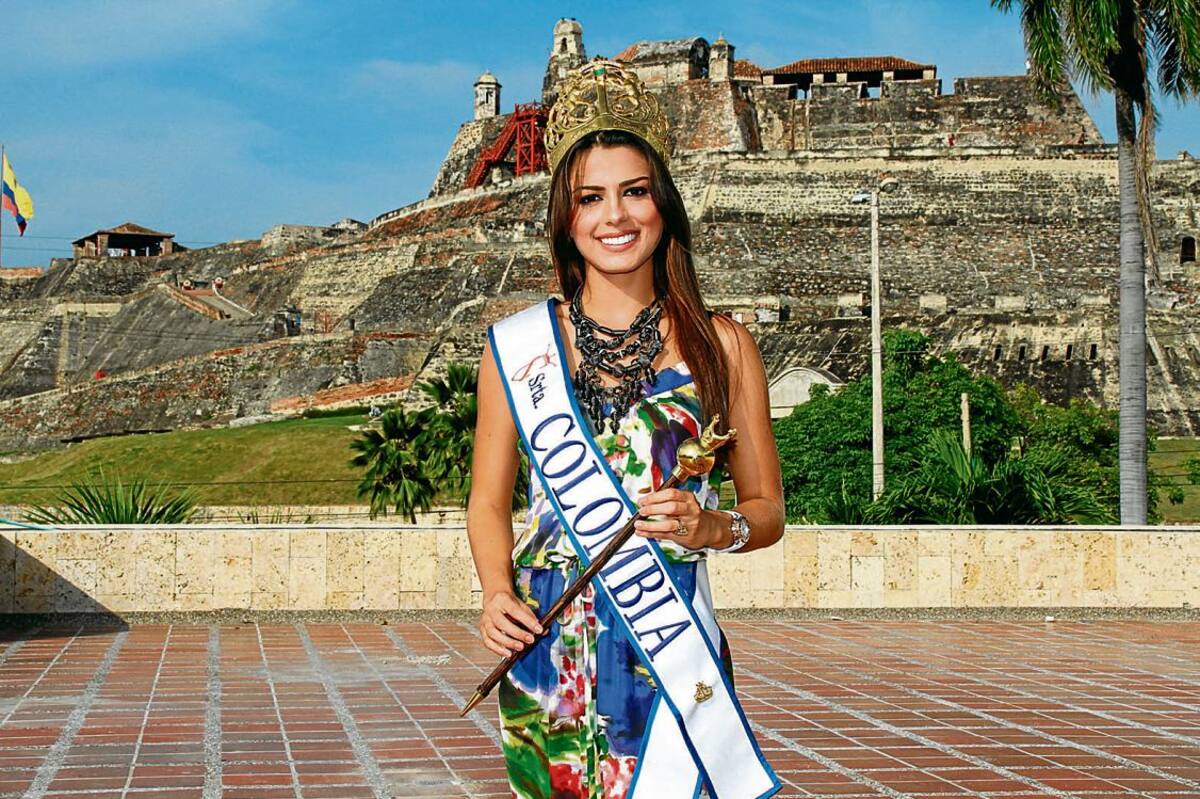 La reina, posa con el fondo del castillo de San Felipe.