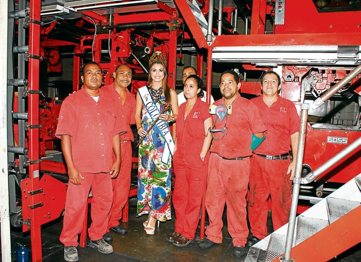 Jorge Fonseca, Óscar Vargas, la reina, Carmen Lucía Aldana, Jetzeney Barrios, Rodolfo Suárez y Fortunato Carreto.