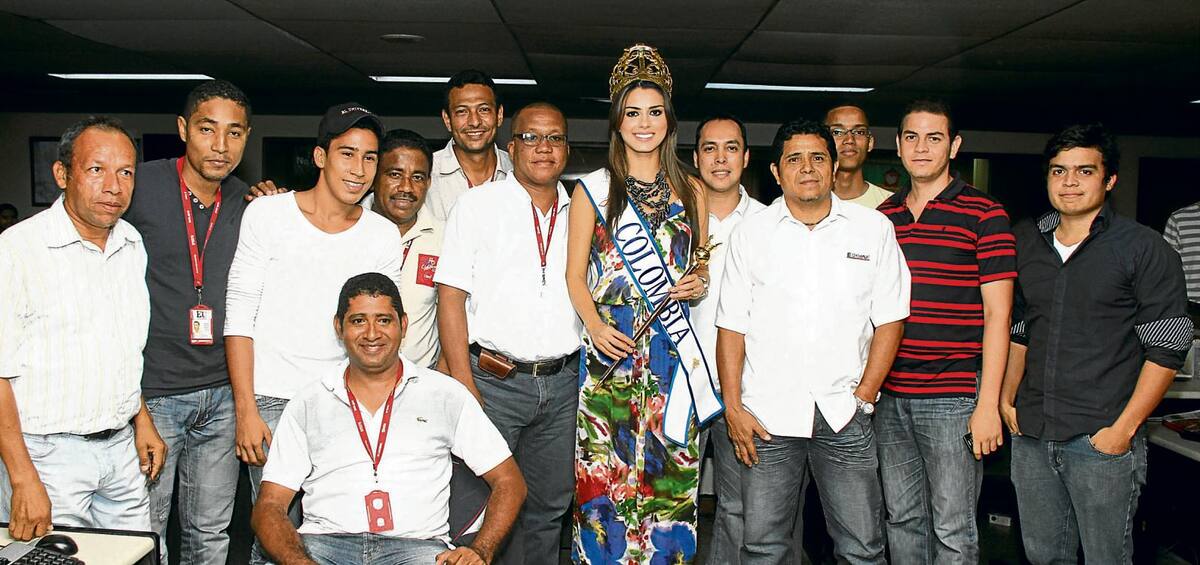 En la redacción, de pie: Julio Castaño, Richard Martínez, Hugo Roldán, Andrés Frías, Ernesto Taborda, Rubén Darío Álvarez, la reina, Carmen Lucía Aldana, Ernesto Taborda, Héctor Chávez, Darwin Silva, Wilson Morales y Germán Gómez; abajo: Óscar Díaz.
