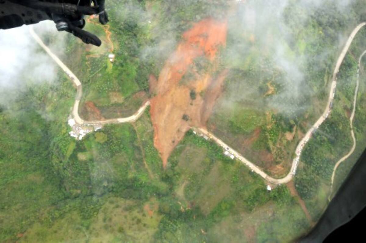Vista aérea de la zona del derrumbe en la vía que comunica a Medellín con el Urabá anqtioqueño.