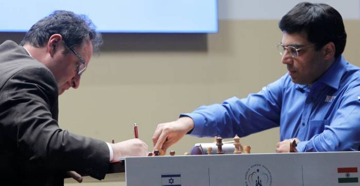Viswanathan Anand (derecha) y Boris Gelfand, en una de las acciones de la final más dura. AP/ Misha Japaridze