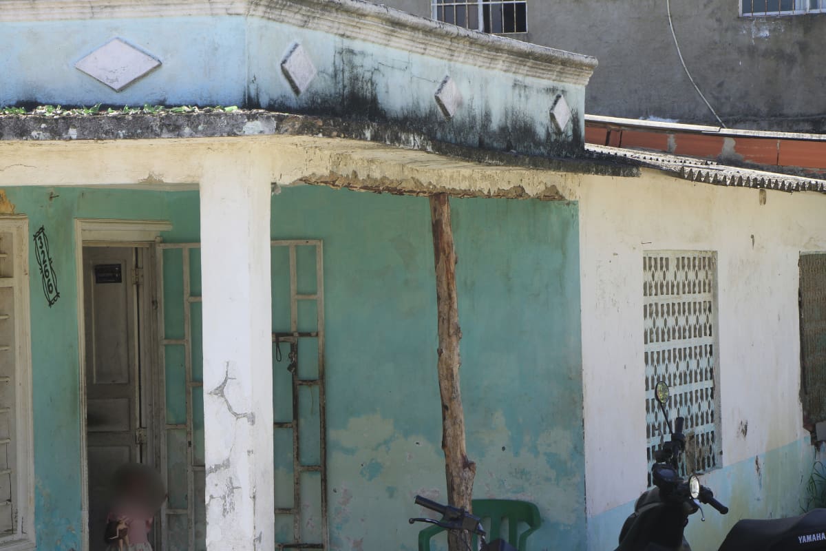 Un tronco sostiene la terraza de una casa en Olaya: familia pide ayuda