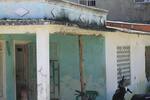 Un tronco sostiene la terraza de una casa en Olaya: familia pide ayuda