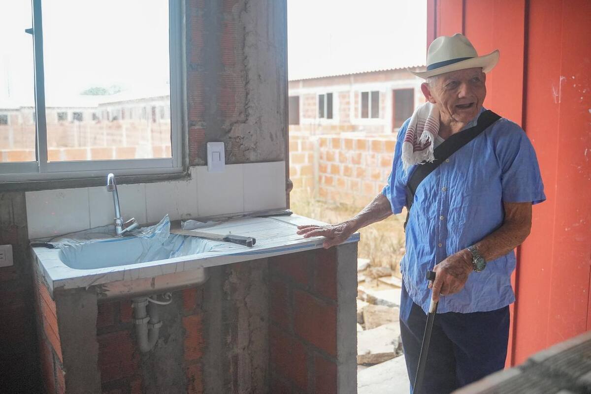 Don Victor Manuel Fuentes recibe una de las 30 viviendas entregadas por parte de la Gobernación de Bolívar en el municipio de San Pablo. /Cortesía Gobernación de Bolívar.