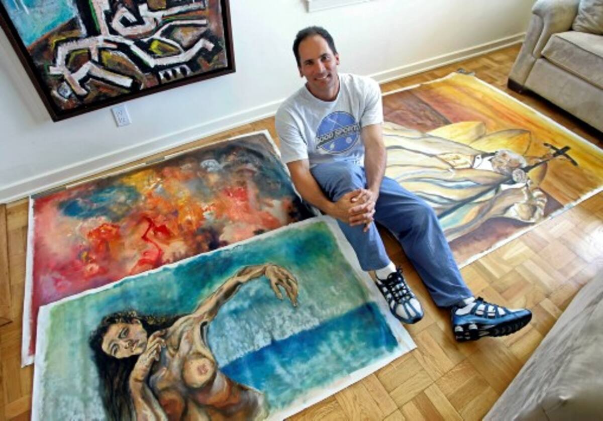 Vizquel, con sus pinturas.