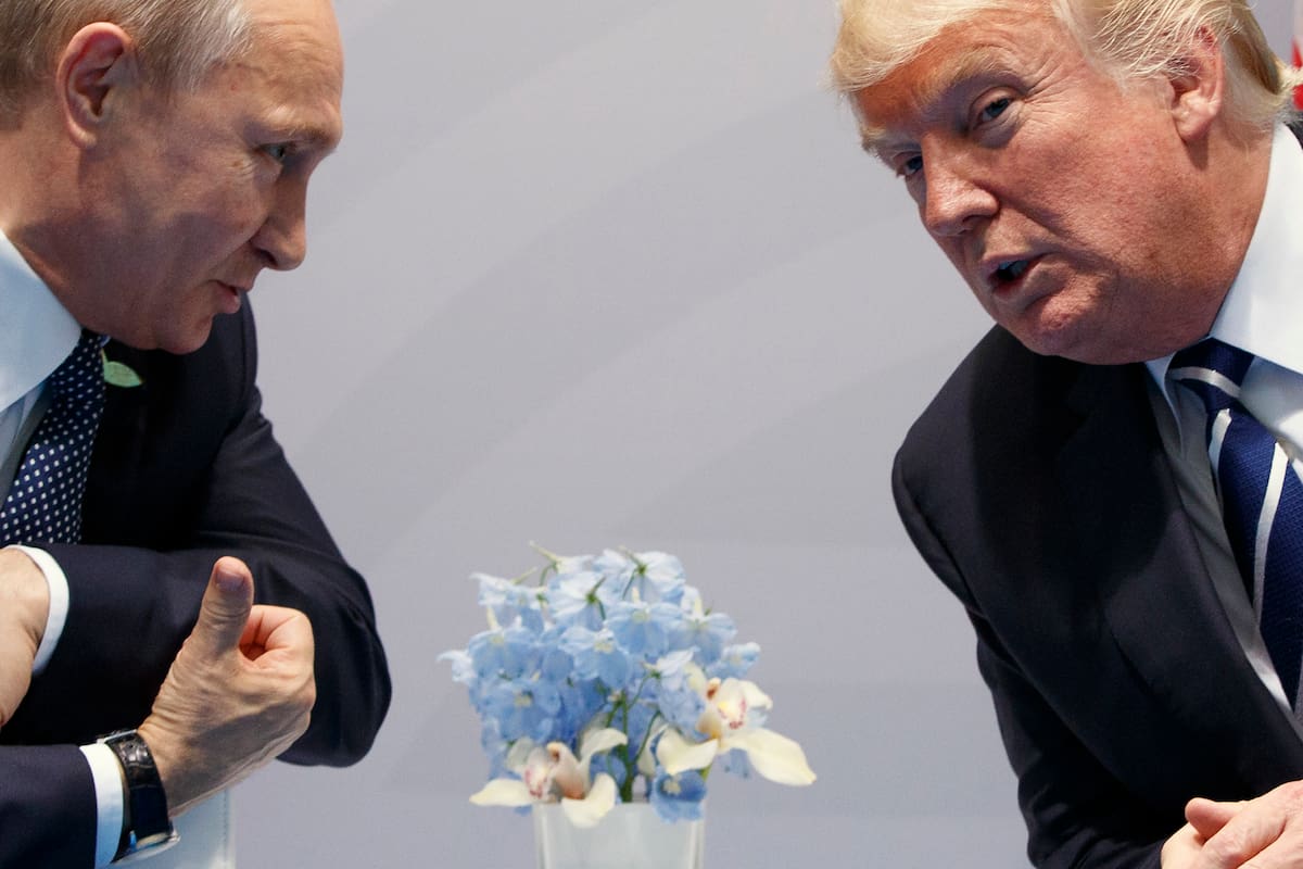El presidente Donald Trump, derecha, se reúne con el mandatario ruso Vladímir Putin. //Archivo AP