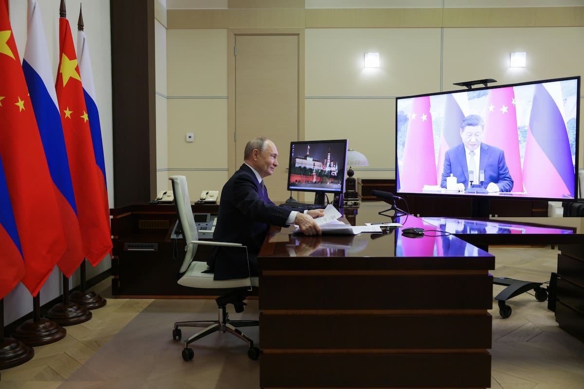 El presidente ruso, Vladimir Putin, se reúne con el presidente chino, Xi Jinping, mediante videoconferencia en la residencia estatal de Novo-Ogaryovo, en las afueras de Moscú, Rusia. //EFE
