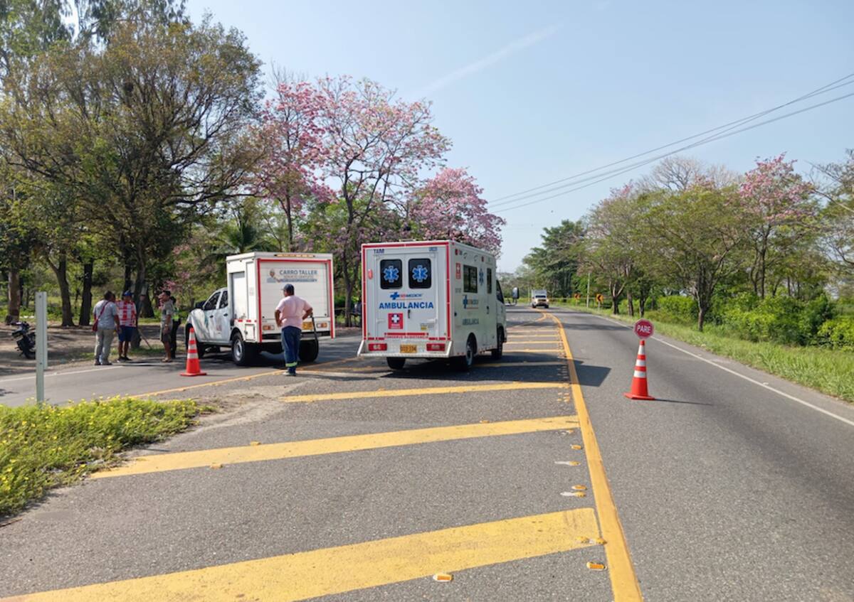 Concesión Autopistas del Caribe informó que en el lugar donde presentó el volcamiento de un camión cargado de combustible hay equipos de emergencia //Cortesía @aucaribe.