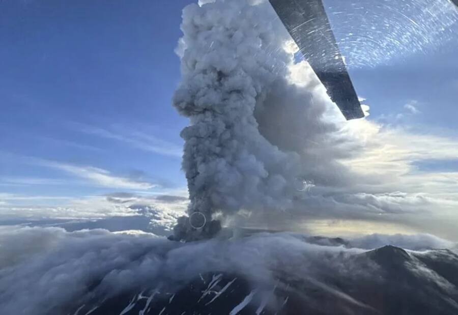 Volcán dormido por 600 años entra en erupción y lanza cenizas a gran altura