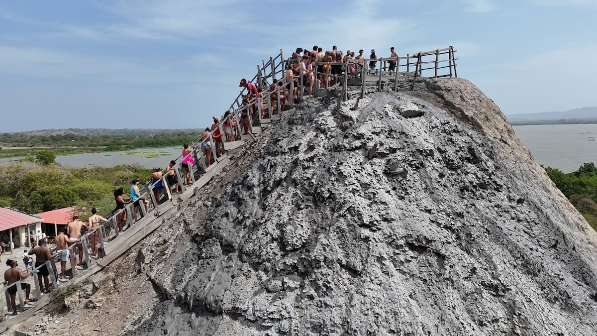 Los visitantes realizando fila para entrar al cráter y darse un baño de lodo// Foto: Diego Rosales.