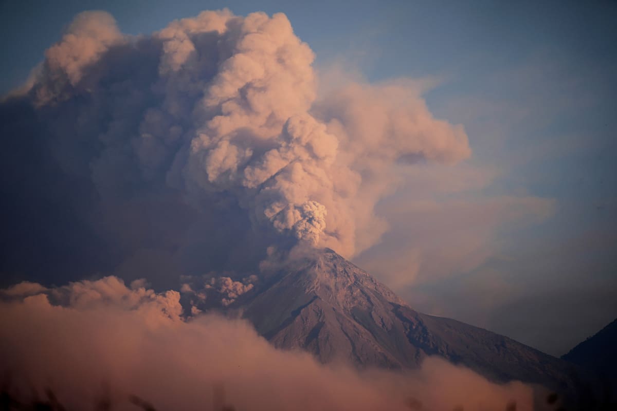 El Volcán de Fuego emite una densa columna de cenizas, visto desde Palín, Guatemala. //AP
