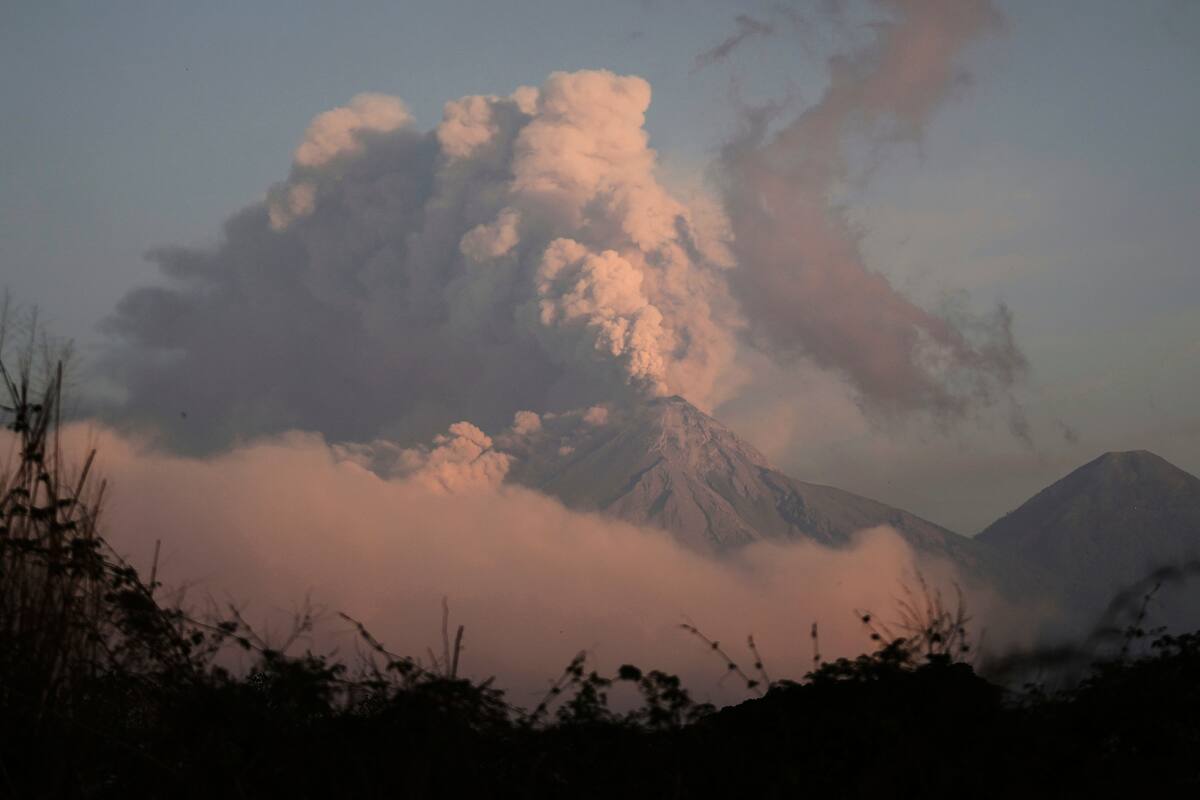 Actividad de volcán en Guatemala obliga a la evacuación de 200 familias