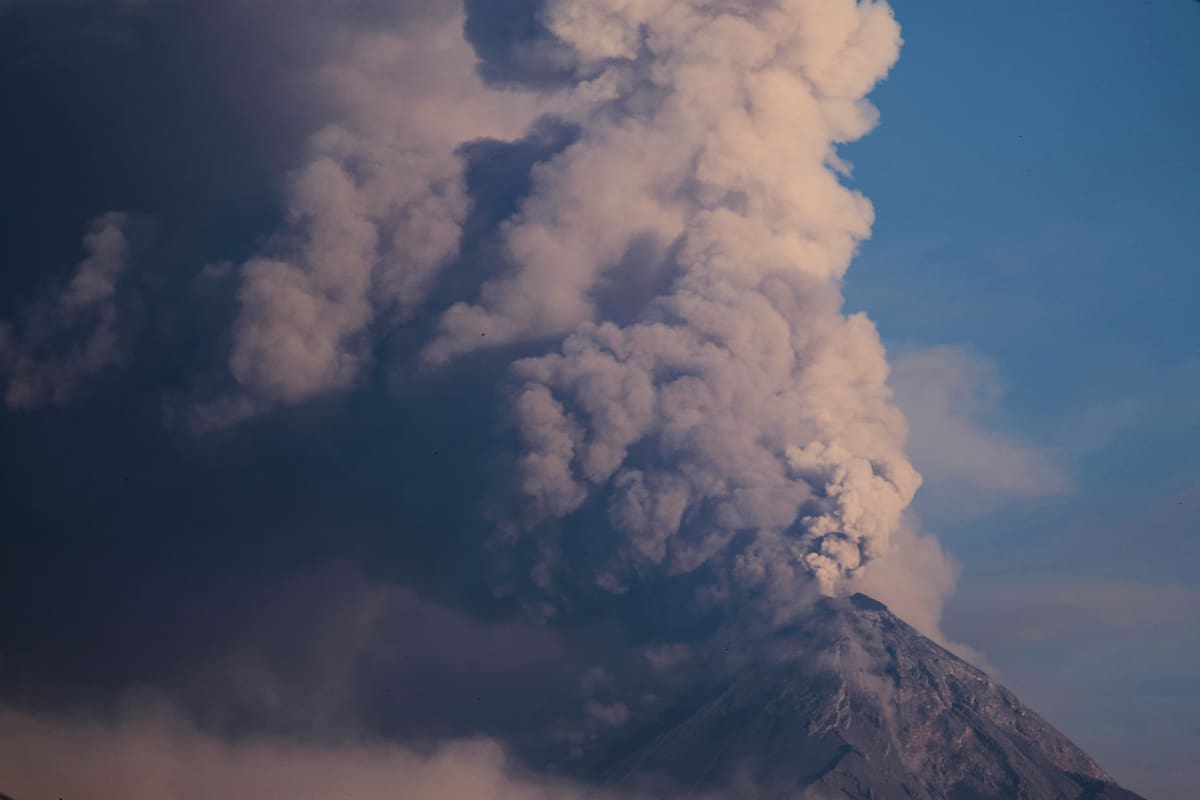 El Volcán de Fuego emite una densa columna de cenizas, visto desde Palín, Guatemala. //AP