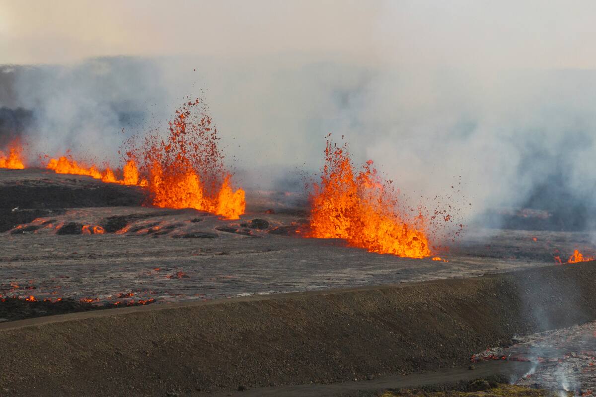 Impactante video: volcán entre en erupción en Islandia; pueblo es evacuado