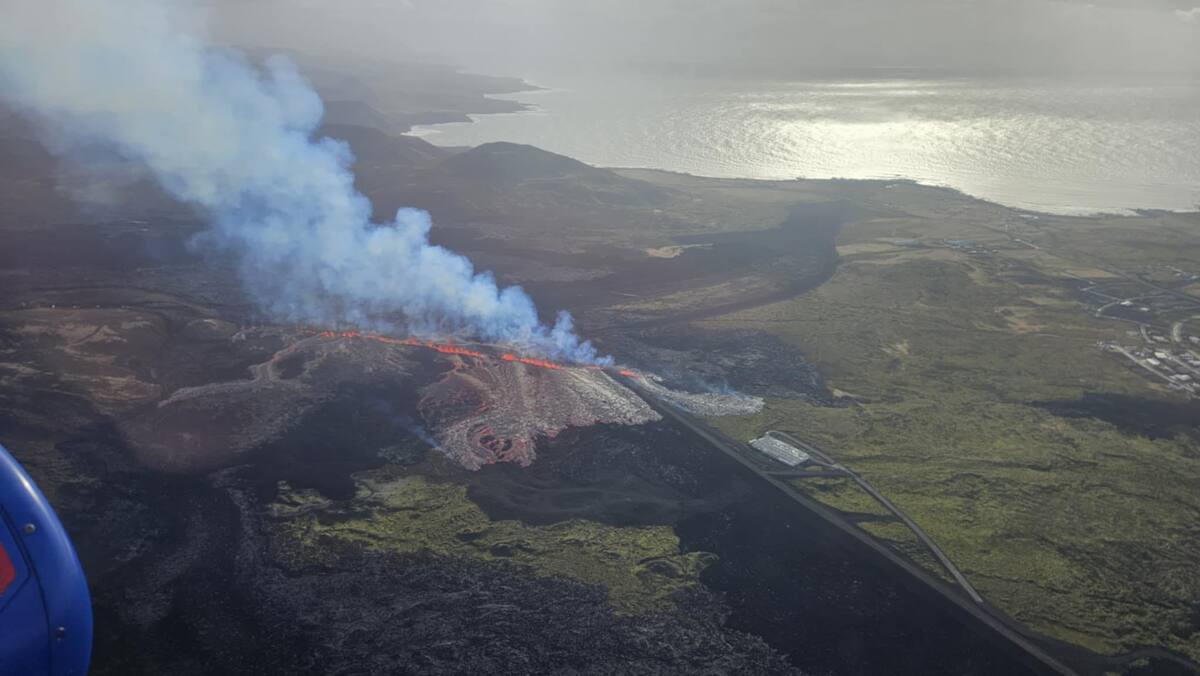 Las autoridades islandesas comenzaron este martes a evacuar a los habitantes de la población de Grindavík y sus alrededores debido a una nueva erupción volcánica, la octava en esa zona del suroeste de la isla en el último año y medio. //EFE