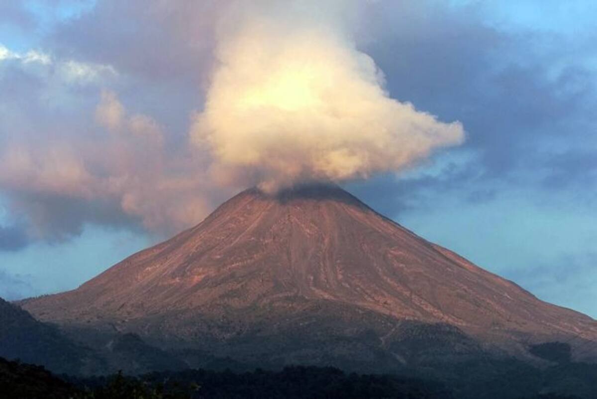 El año pasado el volcán Fuego registró una potente erupción que provocó la evacuación de unas 10.000 personas asentadas en zonas aledañas. ARCHIVO