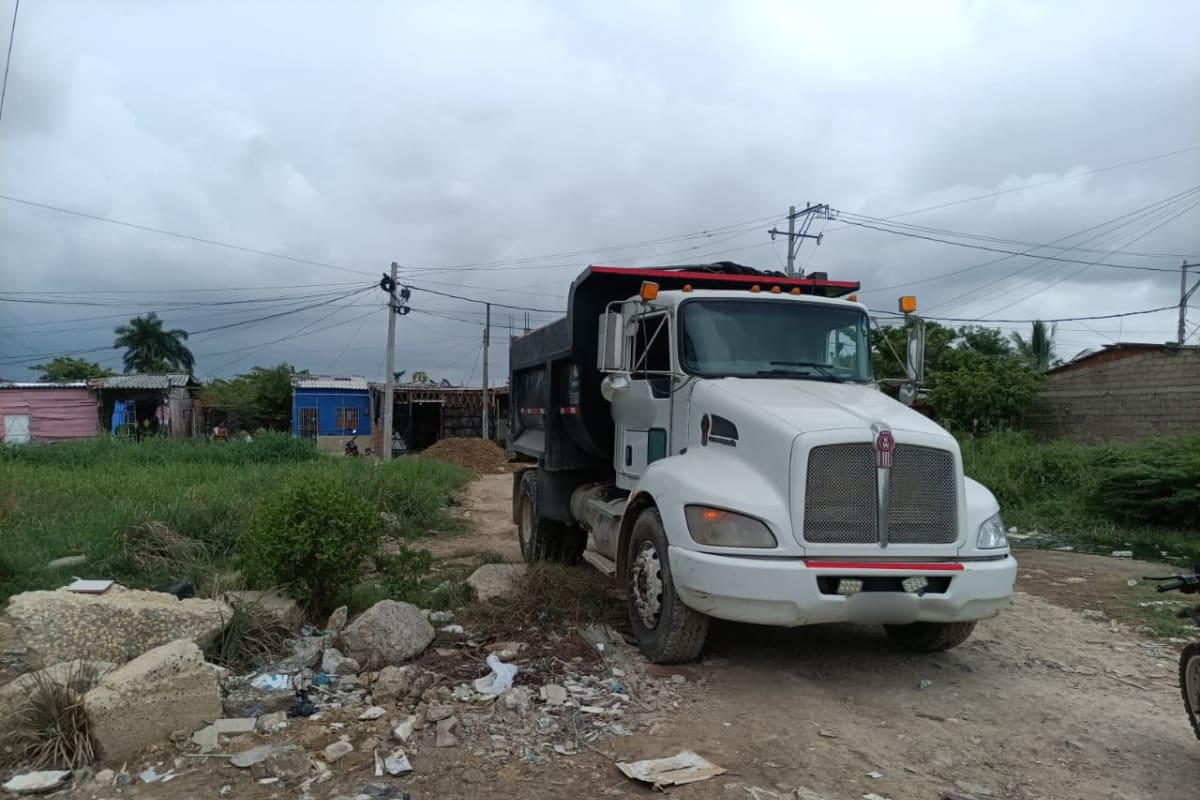 Sorprenden volqueta arrojando escombros cerca de la Ciénaga de la Virgen