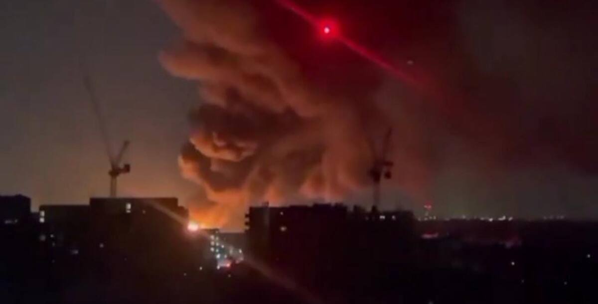 Voraz incendio en una subestación de energía eléctrica cerca a Aeropuerto de Londres. // Captura de video.