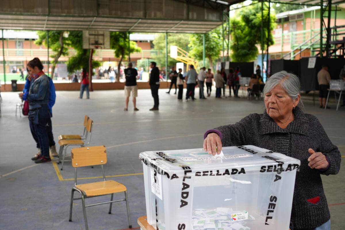Chilenos votan en las elecciones presidenciales que darían un viraje hacia la derecha. | Foto: EFE.