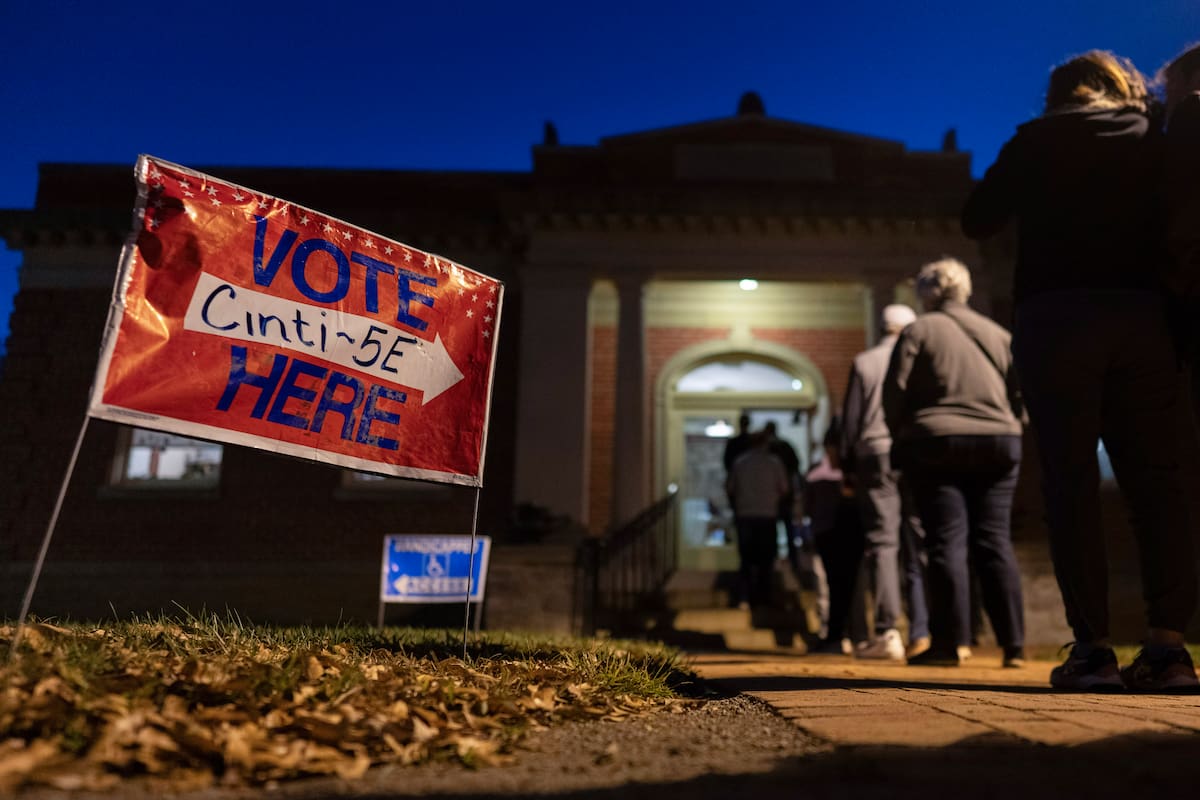 Los votantes hacen fila para ingresar a su lugar de votación en el Observatorio de Cincinnati. //AP