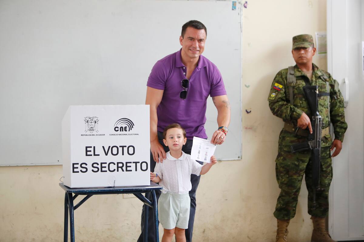 CDA101. OLON (ECUADOR), 13/04/2025.- El presidente de Ecuador y candidato a la reelección, Daniel Noboa, vota acompañado de uno de sus hijos, este domingo en Olón (Ecuador). La segunda vuelta de las elecciones presidenciales de Ecuador definirá a la persona que gobernará en el país por los próximos cuatro años (2025-2029), a lo que optan el actual presidente, el empresario Daniel Noboa, y la candidata del correísmo, la progresista Luisa González. EFE/ Carlos Durán Araújo