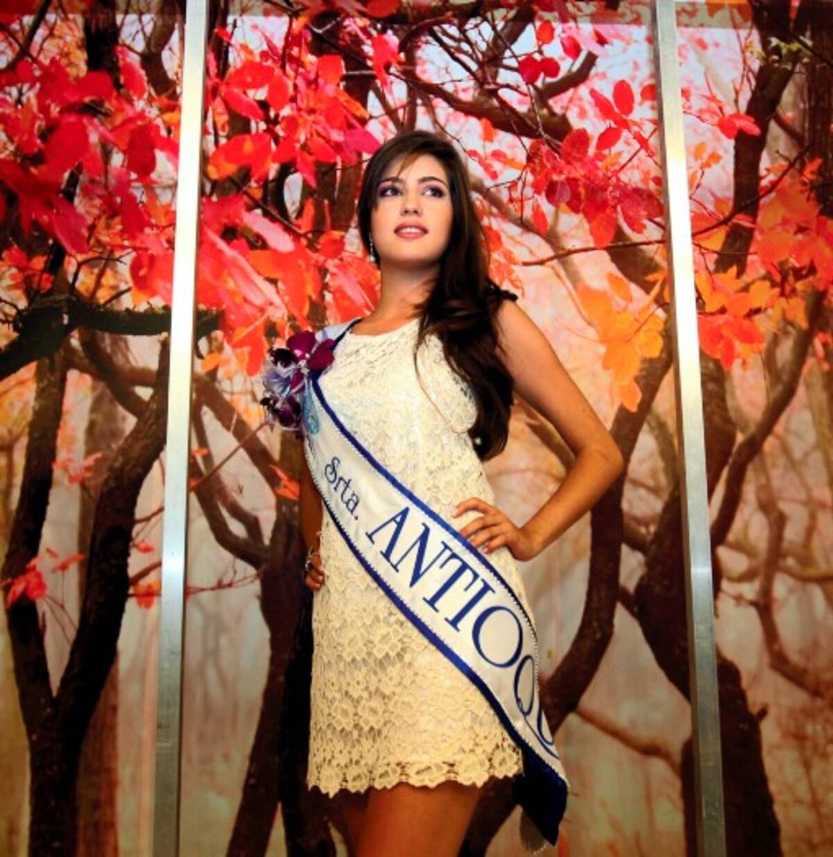 Olivia Aristizábal Echeverri, de 21 años representará a Antioquia en el Concurso Nacional de Belleza 2011 que se realizará en noviembre en Cartagena. FOTOS CORTESÍA EL COLOMBIANO