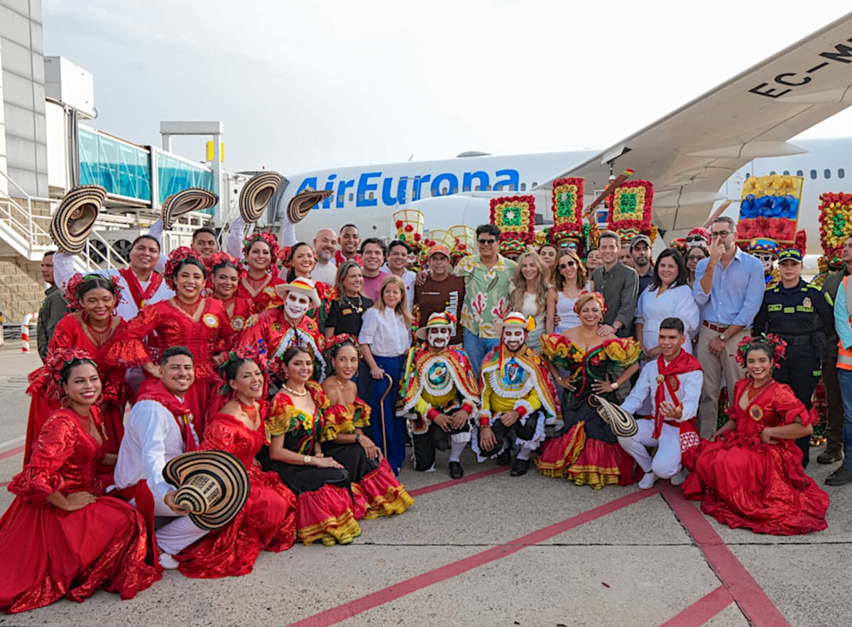 os ministros de Transporte, Elsa Noguera; de Comercio Exterior, Mauricio Gómez, y el alcalde de Barranquilla, despidieron a la delegación del Carnaval que viajó a Madrid España.// Cortesía Alcaldía de Barranquilla.