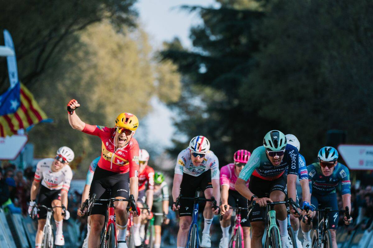 Vuelta Cataluña: colombianos llegan en el pelotón en etapa ondulada