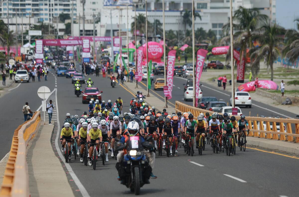 El pelotón siempre estuvo compacto durante la primera etapa de la Vuelta a Colombia Femenina.
